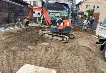 東垣生エコハウスの地盤補強工事が始まりました。